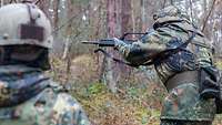 Ein Soldat mit einem Gewehr im Anschlag