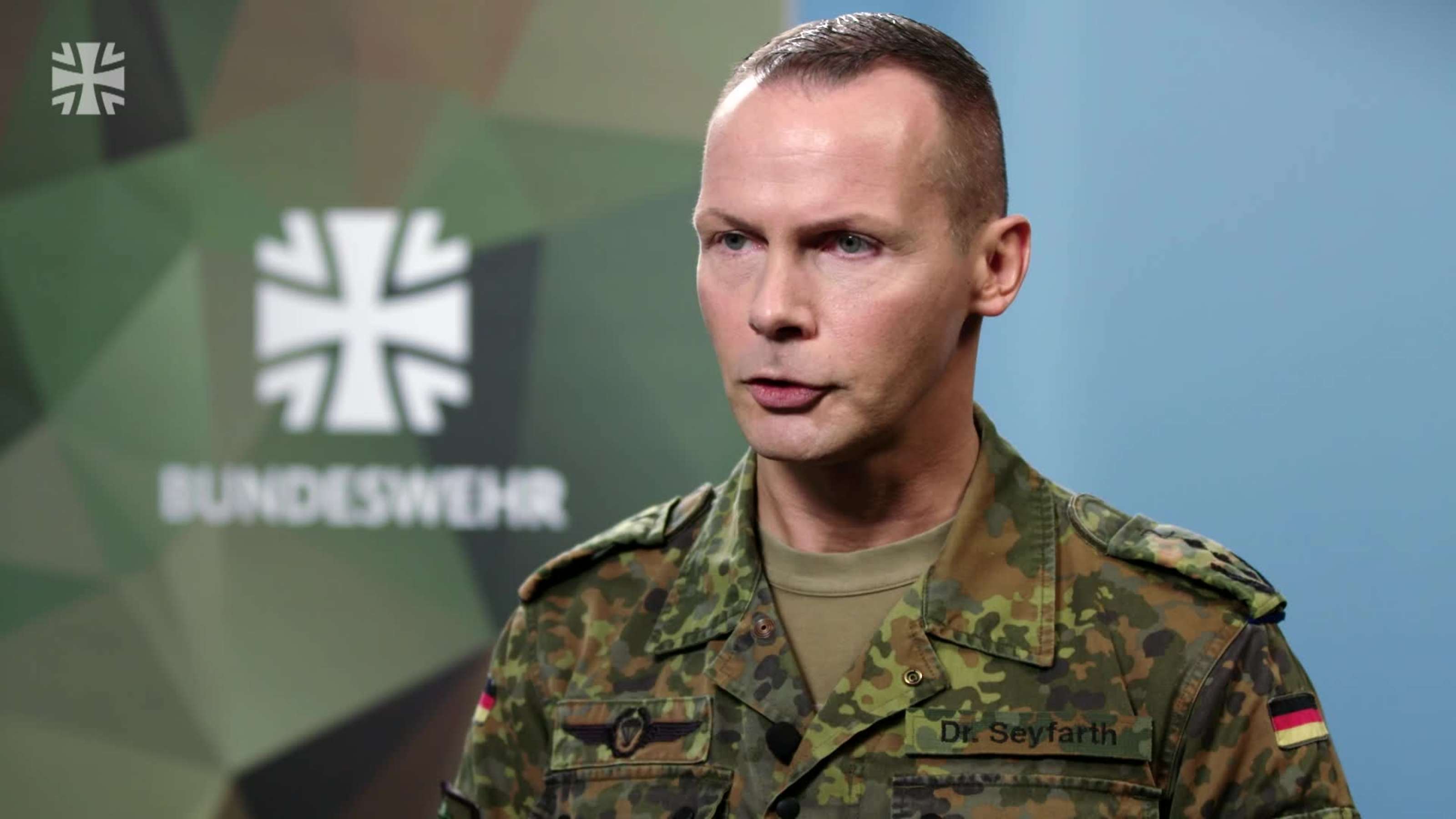 Was Verdient Ein Arzt Bei Der Bundeswehr Bundeswehr-Arzt über Medizin auf dem Schlachtfeld