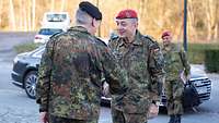 Zwei Generale in Flecktarn begrüßen sich mit militärischen Gruß.