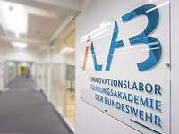 Innovationslabor der Bundeswehr - iLab Ein Schild mit dem Text "Innovationslabor der Bundeswehr" hängt an der Wand.