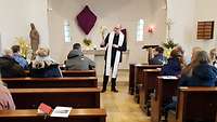 Militärpfarrer Sebastian Schmidt beim Gottesdienst am Palmsonntag mit einem Palmbüschel