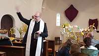 Militärpfarrer Sebastian Schmidt beim Gottesdienst am Palmsonntag mit einem Palmbüschel