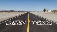 Eine Straße ist mit dem Schriftaufzug „Route 66“ versehen.