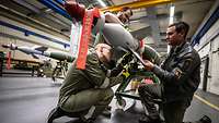 Drei Soldaten hantieren an einer Gleitbome GBU-48