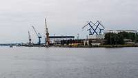 Eine Werft liegt an einem Gewässer