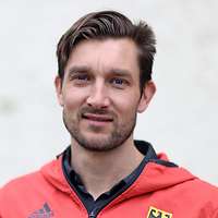 Ein Mann in Sportbekleidung im Porträt