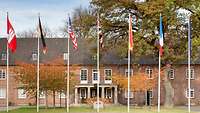 Vor dem Stabsgebäude der Führungsakademie der Bundeswehr wehen verschiedene Flaggen.