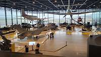 Eine große Halle mit verschiedenen militärischen Flugzeugen