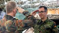 Oberleutnant Özdemir meldet sich zum Dienst Zwei Soldaten stehen sich gegenüber und grüßen sich militärisch