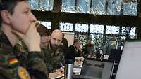 Security Operations Center Mehrere Soldaten aus dem Zentrum für Cyber-Sicherheit der Bundeswehr arbeiten zusammen an Computern.