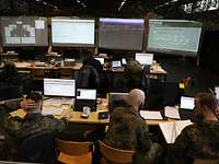 Security Operations Center Mehrere Soldaten aus dem Zentrum für Cyber-Sicherheit der Bundeswehr arbeiten zusammen an Computern.