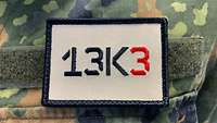 Das Patch des Marsches zeigt eine 13K3. 