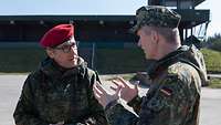 Zwei Männer in Uniform reden miteinander