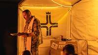 Militärpfarrer Herbert feiert mit Soldaten und Soldatinnen die Osternacht in Erbil