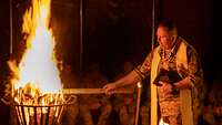Militärpfarrer Herbert am Osterfeuer
