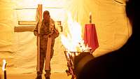 Militärpfarrer Sebastian H segnet das Osterfeuer