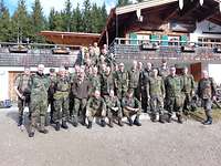 Soldaten und Soldatinnen machen eine Pause