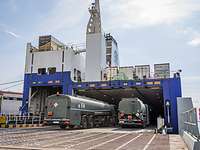 Tankwagen auf der Fähre Zwei Tankwagen stehen am Hafen in Estland auf der Verladerampe der Fähre
