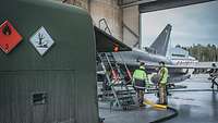 Ein deutscher Tankwagen steht vor einem britischen Eurofighter. Soldaten betanken das Flugzeug