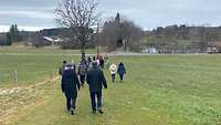 Die Gruppe bei einer Wanderung durch die Wälder und Wiesen der Umgebung