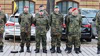 Soldaten stehen neben und hinter einander.