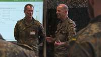 Ein Generalmajor besucht die Übung Gelber Merkur
