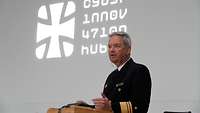 Ein Admiral spricht. Dahinter steht Cyber Innovation Hub geschrieben