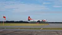 Ein Flugzeug landet auf einer Landebahn