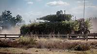 Aus der geöffneten Heckklappe eines getarnten Schützenpanzers Puma steigen Panzergrenadiere aus.