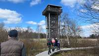 Wanderer vor dem Aussichtturm im Schwarzen Moor