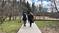 Wanderer auf dem Rundweg im Schwarzen Moor