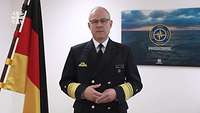 Ein Admiral in dunkelblauer Uniform.