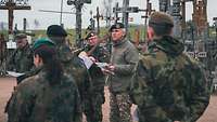 Soldaten der Battlegroup bei einem Gottesdienst am Berg der Kreuze in Litauen