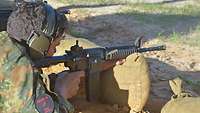 Der deutsche Truppführer schießt mit dem amerikanischen M4A1, eine Hülse fliegt durch die Luft.
