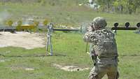 Ein amerikanischer Soldat schießt mit einer Pistole auf runde Stahlziele.