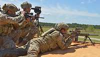Ein amerikanisches Scharfschützenteam aus drei Soldaten hat eine Stellung bezogen.