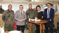 Reibungslose Zusammenarbeit in Zamość Zwei deutsche Soldaten und drei polnische Zivilisten stehen in einem Zelt