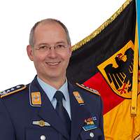 Oberst Thorsten Milewski mit Fahne