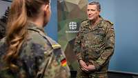 Eine Soldatin und ein Soldat stehen sich gegenüber während eines Interviews