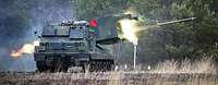 Ein Raketenwerfer vom Typ MARS II feuert im Gelände eine Rakete ab