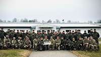 Deutsche und US-Soldaten haben sich für ein gemeinsames Gruppenbild postiert.