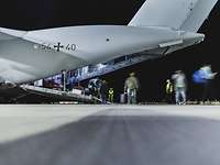 Evakuierte aus dem Sudan am Flughafen BER Menschen verlassen ein Transportflugzeug vom Typ A400M bei Nacht