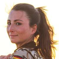 Eine Soldatin die seitlich in die Kamera schaut für eine Porträtaufnahme