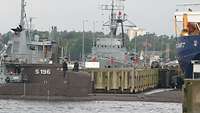 Auslaufen von Unterseeboot U 17 Das U-Boot U17 im fährt aufgetaucht vor Marineschiffen in einen Hafen.