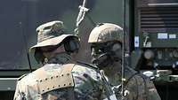 Soldaten im Gespräch