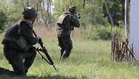 Soldat bewegt sich durch des Feld.