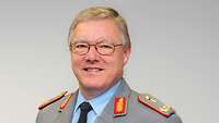 Generalarzt Dr. Kowitz Porträt von Dr. Kowitz im Dienstanzug. Ein Mann Ende 50, Grau-Blonde Haare, Seitenscheitel, Brillenträgerer