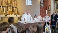 Militärpfarrer Kramer und die Täuflinge am Altar