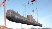 U-Bootklasse 206 A Ein U-Boot hängt an einem Kran in der Luft.