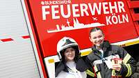 Zwei Mädchen haben einzelne Elemente der Schutzkleidung angezogen